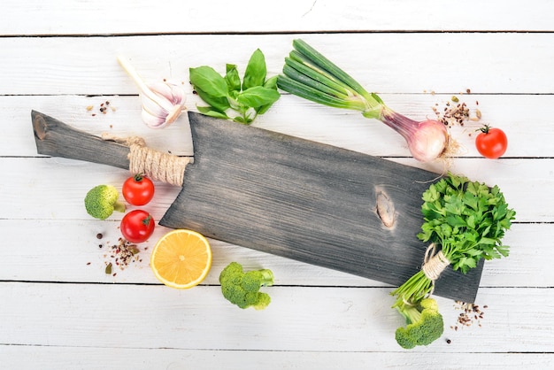 Świeże składniki na blacie kuchennym